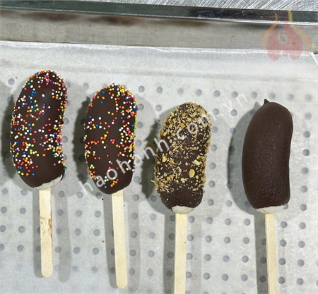 FROZEN CHOCOLATE-DIPPED BANANA