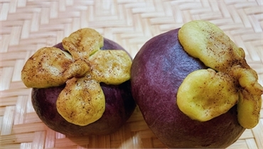 A 90s-born woman's incredibly realistic fruit and vegetable steamed buns are leaving everyone 'with dropped jaws'.